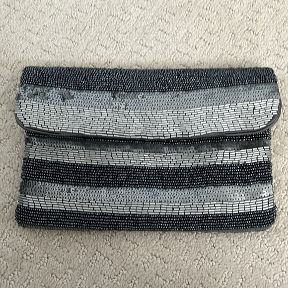 Beaded clutch - Picture 1 of 6